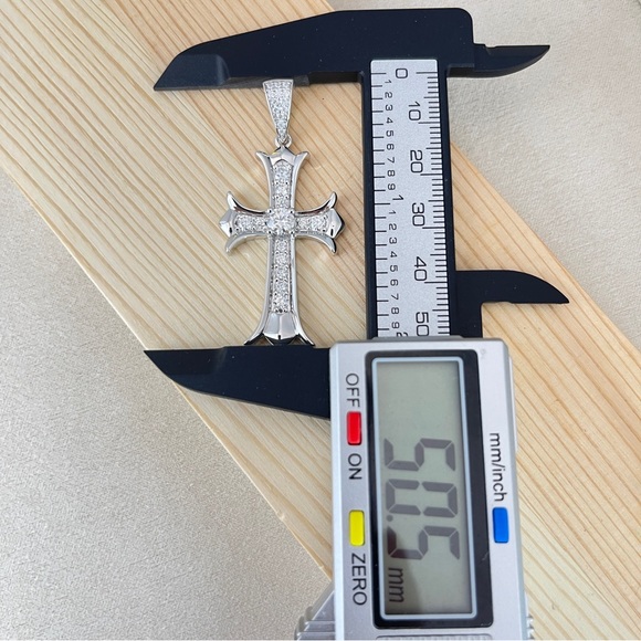 18k Gold Plated S925 1.89ctw Moissanite Diamond Cross Pendant - Picture 7 of 9